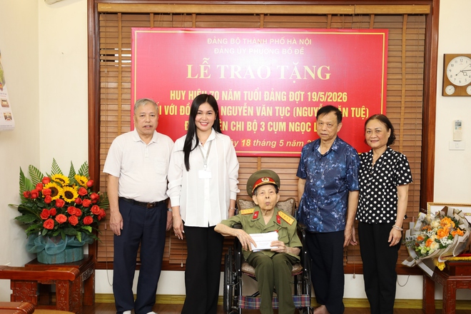 Thường trực Đảng uỷ phường Bồ Đề trao tặng huy hiệu 70 năm tuổi đảng đợt 19/5/2026 tại nhà riêng đảng viên.- Ảnh 3.