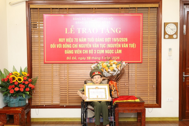 Thường trực Đảng uỷ phường Bồ Đề trao tặng huy hiệu 70 năm tuổi đảng đợt 19/5/2026 tại nhà riêng đảng viên.- Ảnh 5.