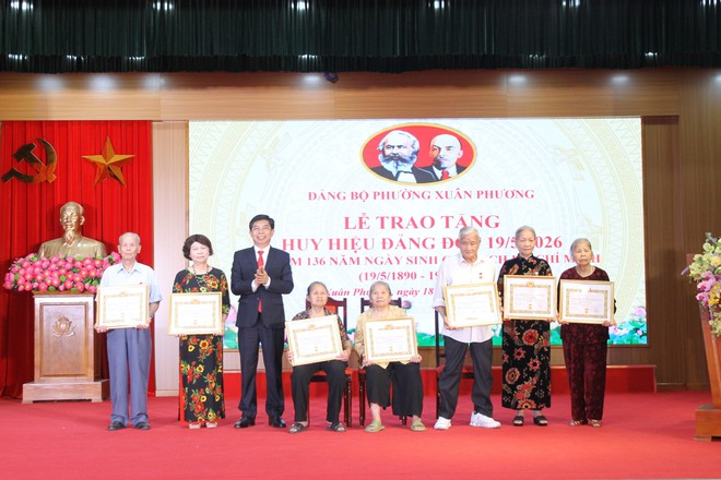 Đảng ủy phường Xuân Phương tổ chức Lễ trao Huy hiệu Đảng đợt 19/5/2026- Ảnh 3.