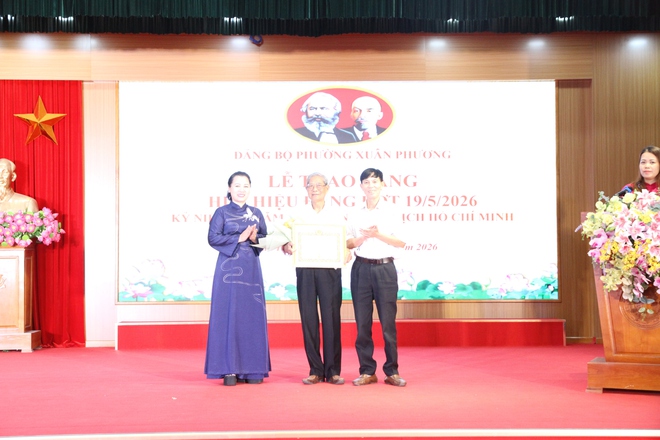 Đảng ủy phường Xuân Phương tổ chức Lễ trao Huy hiệu Đảng đợt 19/5/2026- Ảnh 4.