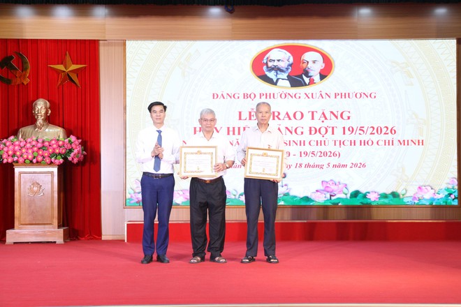 Đảng ủy phường Xuân Phương tổ chức Lễ trao Huy hiệu Đảng đợt 19/5/2026- Ảnh 5.