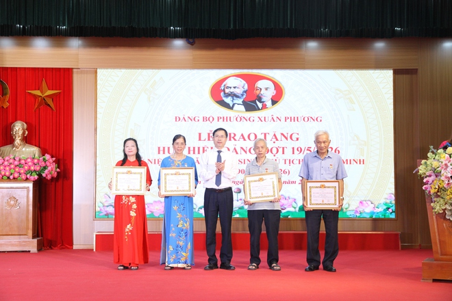 Đảng ủy phường Xuân Phương tổ chức Lễ trao Huy hiệu Đảng đợt 19/5/2026- Ảnh 6.