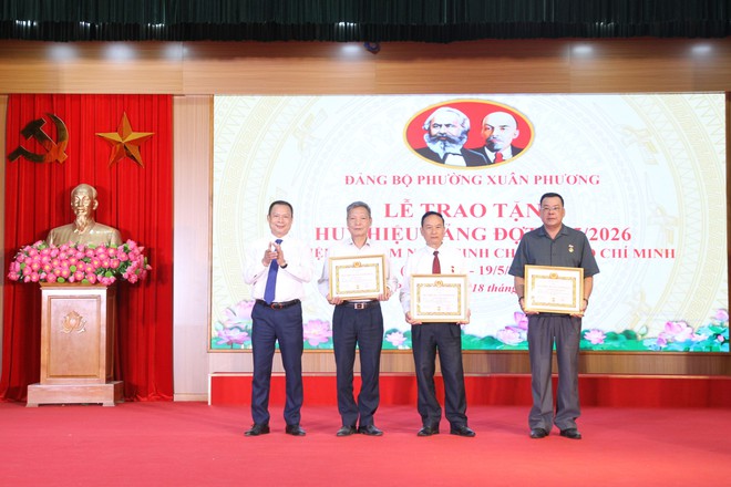 Đảng ủy phường Xuân Phương tổ chức Lễ trao Huy hiệu Đảng đợt 19/5/2026- Ảnh 7.