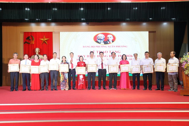 Đảng ủy phường Xuân Phương tổ chức Lễ trao Huy hiệu Đảng đợt 19/5/2026- Ảnh 8.