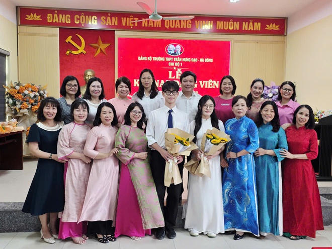 Trường THPT Trần Hưng Đạo Hà Đông tổ chức Lễ kết nạp 02 Đảng viên mới- Ảnh 3.