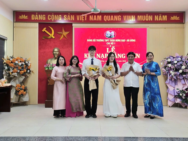 Trường THPT Trần Hưng Đạo Hà Đông tổ chức Lễ kết nạp 02 Đảng viên mới- Ảnh 4.