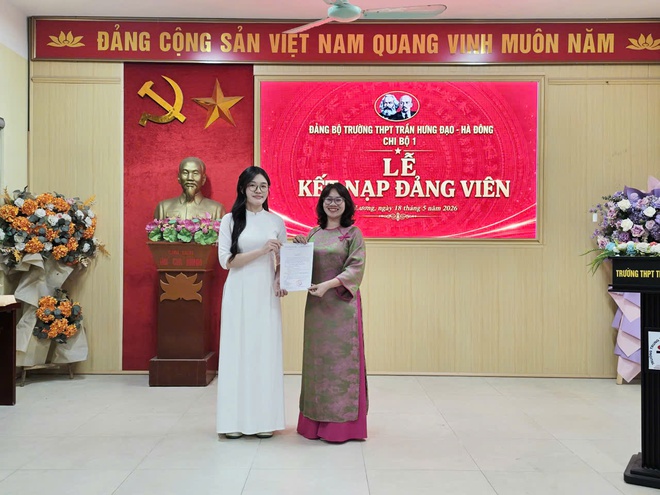Trường THPT Trần Hưng Đạo Hà Đông tổ chức Lễ kết nạp 02 Đảng viên mới- Ảnh 2.