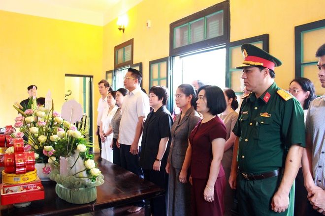 Đảng ủy- HĐND- UBND- UB MTTQ Việt Nam phường Hà Đông dâng hương tại nhà lưu niệm Bác Hồ- Ảnh 1.