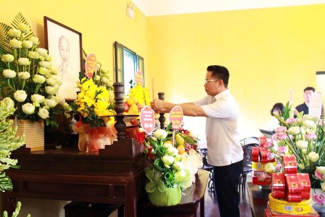Đảng ủy- HĐND- UBND- UB MTTQ Việt Nam phường Hà Đông dâng hương tại nhà lưu niệm Bác Hồ- Ảnh 2.
