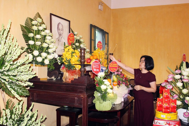Đảng ủy- HĐND- UBND- UB MTTQ Việt Nam phường Hà Đông dâng hương tại nhà lưu niệm Bác Hồ- Ảnh 4.