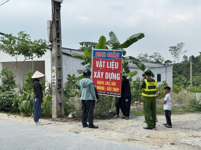 XÃ YÊN BÀI TIẾP TỤC RA QUÂN TỔNG KIỂM TRA, XỬ LÝ VI PHẠM LẤN CHIẾM LÒNG ĐƯỜNG, VỈA HÈ VÀ HÀNH LANG AN TOÀN GIAO THÔNG- Ảnh 2.