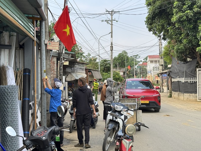 XÃ YÊN BÀI TIẾP TỤC RA QUÂN TỔNG KIỂM TRA, XỬ LÝ VI PHẠM LẤN CHIẾM LÒNG ĐƯỜNG, VỈA HÈ VÀ HÀNH LANG AN TOÀN GIAO THÔNG- Ảnh 3.
