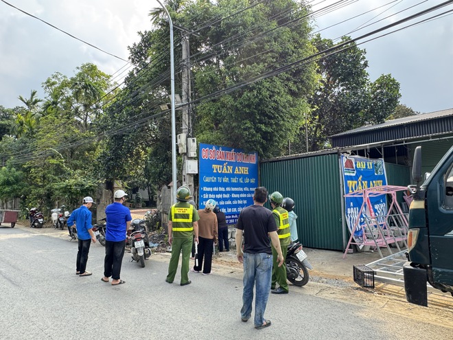 XÃ YÊN BÀI TIẾP TỤC RA QUÂN TỔNG KIỂM TRA, XỬ LÝ VI PHẠM LẤN CHIẾM LÒNG ĐƯỜNG, VỈA HÈ VÀ HÀNH LANG AN TOÀN GIAO THÔNG- Ảnh 4.