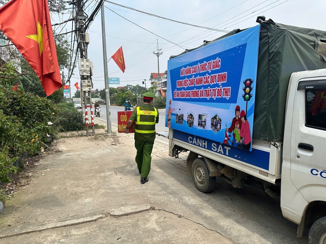 XÃ YÊN BÀI TIẾP TỤC RA QUÂN TỔNG KIỂM TRA, XỬ LÝ VI PHẠM LẤN CHIẾM LÒNG ĐƯỜNG, VỈA HÈ VÀ HÀNH LANG AN TOÀN GIAO THÔNG- Ảnh 12.
