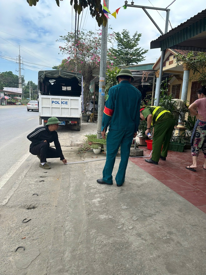 XÃ YÊN BÀI TIẾP TỤC RA QUÂN TỔNG KIỂM TRA, XỬ LÝ VI PHẠM LẤN CHIẾM LÒNG ĐƯỜNG, VỈA HÈ VÀ HÀNH LANG AN TOÀN GIAO THÔNG- Ảnh 13.