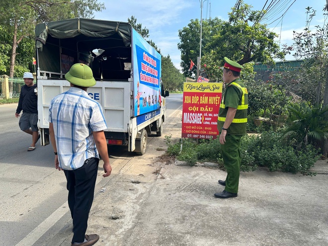 XÃ YÊN BÀI TIẾP TỤC RA QUÂN TỔNG KIỂM TRA, XỬ LÝ VI PHẠM LẤN CHIẾM LÒNG ĐƯỜNG, VỈA HÈ VÀ HÀNH LANG AN TOÀN GIAO THÔNG- Ảnh 15.