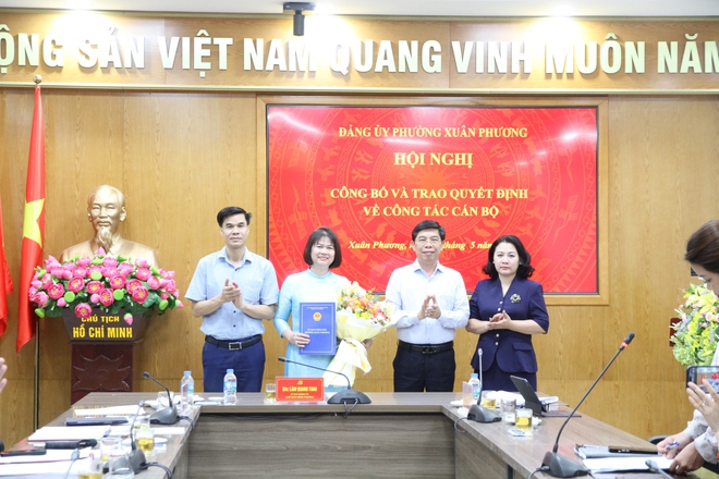 Đảng ủy phường Xuân Phương tổ chức Hội nghị công bố và trao quyết định bổ nhiệm lại Hiệu trưởng Trường THCS Nam Từ Liêm- Ảnh 4.