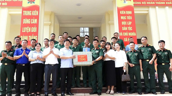 LÃNH ĐẠO XÃ BÌNH MINH THĂM, ĐỘNG VIÊN
CHIẾN SĨ NHẬP NGŨ NĂM 2026- Ảnh 8.