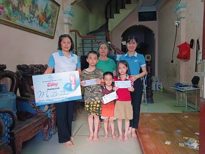 Hội LHPN phường Phú lương trao kinh phí chương trình "Mẹ đỡ đầu" cho trẻ mồ côi có hoàn cảnh khó khăn- Ảnh 1.