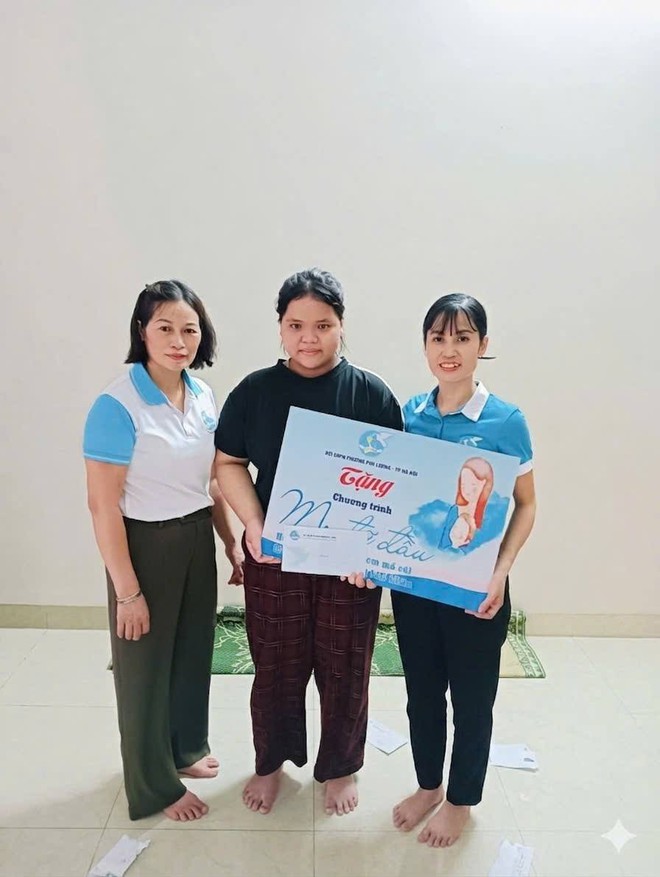 Hội LHPN phường Phú lương trao kinh phí chương trình "Mẹ đỡ đầu" cho trẻ mồ côi có hoàn cảnh khó khăn- Ảnh 2.