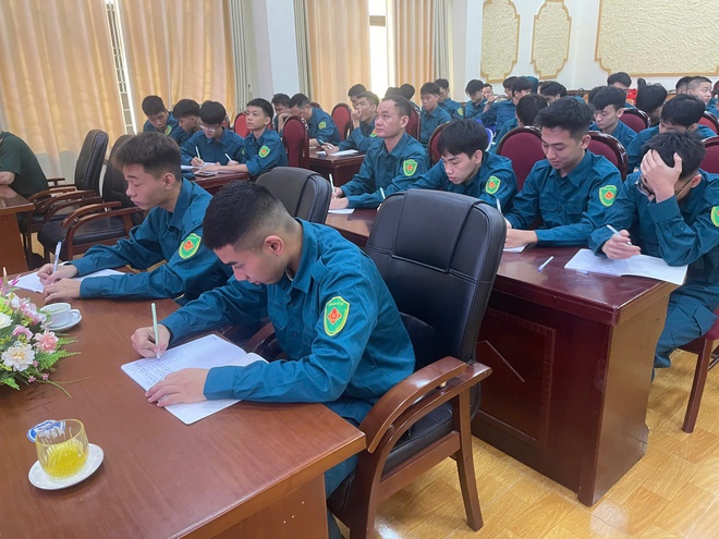 Nâng cao nhận thức chính trị, tăng cường bản lĩnh cho lực lượng dân quân cơ động xã Ngọc Hồi- Ảnh 4.