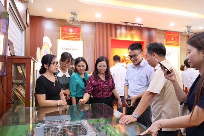 Xã Hồng Vân tham quan, trao đổi và học tập kinh nghiệm về mô hình giáo dục chất lượng cao- Ảnh 2.