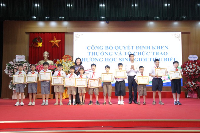 Phường Xuân Phương tuyên dương, khen thưởng học sinh tiêu biểu năm học 2025 - 2026- Ảnh 3.