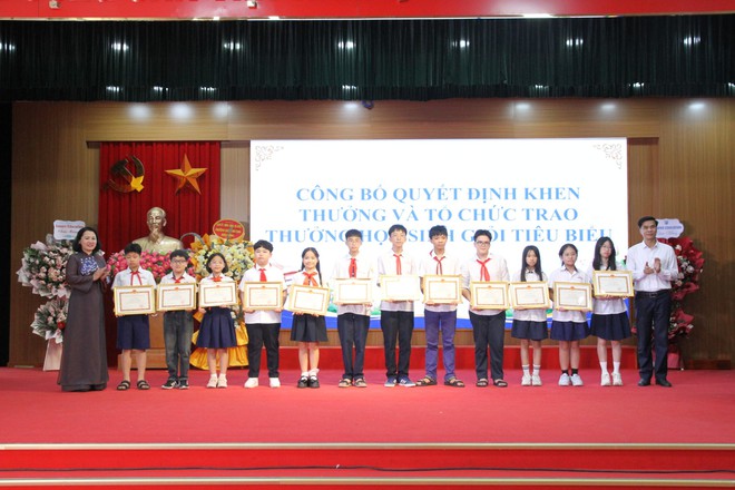 Phường Xuân Phương tuyên dương, khen thưởng học sinh tiêu biểu năm học 2025 - 2026- Ảnh 4.