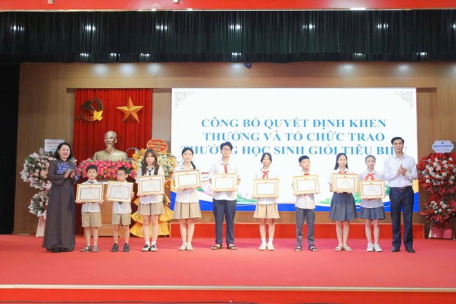 Phường Xuân Phương tuyên dương, khen thưởng học sinh tiêu biểu năm học 2025 - 2026- Ảnh 5.