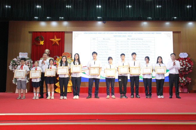 Phường Xuân Phương tuyên dương, khen thưởng học sinh tiêu biểu năm học 2025 - 2026- Ảnh 6.