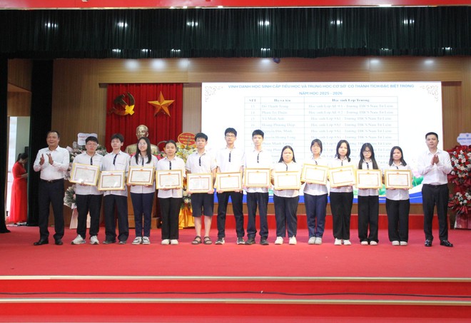 Phường Xuân Phương tuyên dương, khen thưởng học sinh tiêu biểu năm học 2025 - 2026- Ảnh 7.