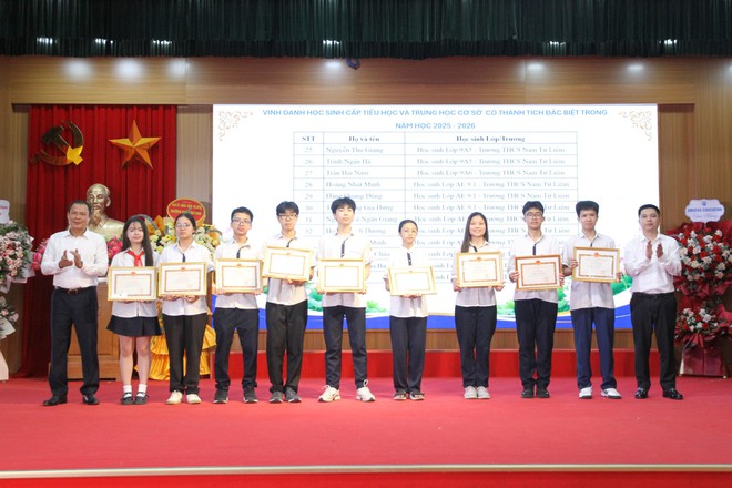 Phường Xuân Phương tuyên dương, khen thưởng học sinh tiêu biểu năm học 2025 - 2026- Ảnh 8.