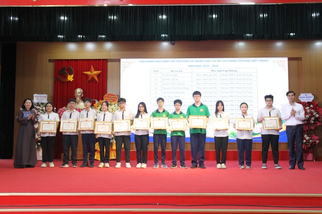 Phường Xuân Phương tuyên dương, khen thưởng học sinh tiêu biểu năm học 2025 - 2026- Ảnh 9.