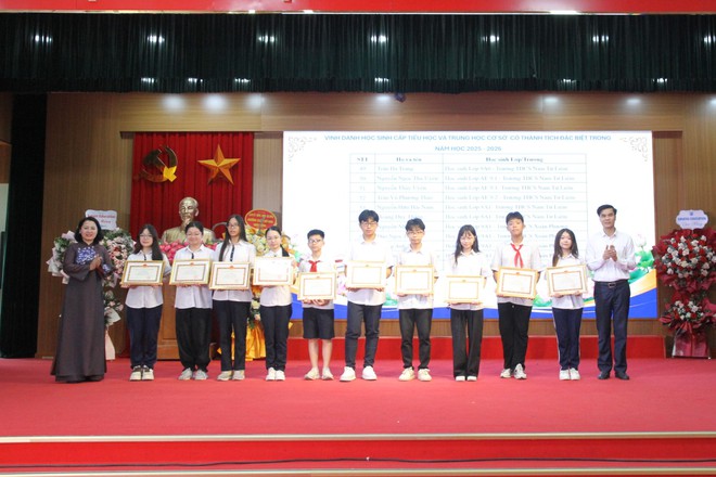 Phường Xuân Phương tuyên dương, khen thưởng học sinh tiêu biểu năm học 2025 - 2026- Ảnh 10.