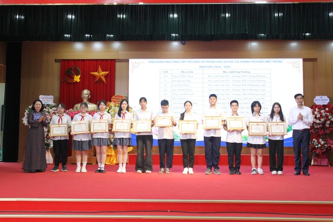 Phường Xuân Phương tuyên dương, khen thưởng học sinh tiêu biểu năm học 2025 - 2026- Ảnh 11.