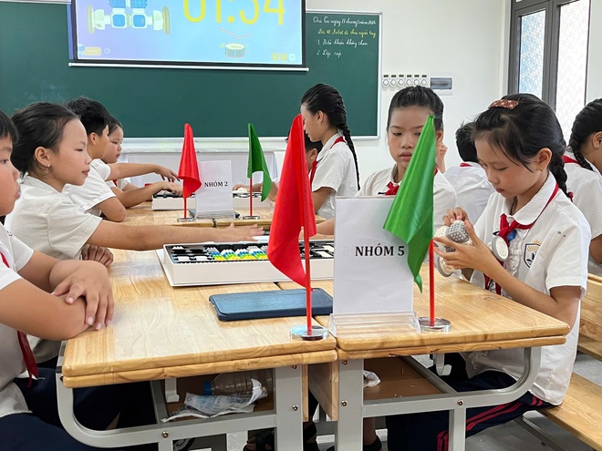 THÍ ĐIỂM GIÁO DỤC AI Ở CẤP TIỂU HỌC: HỌC SINH XÃ BÌNH MINH HÀO HỨNG TIẾP CẬN CÔNG NGHỆ MỚI- Ảnh 2.
