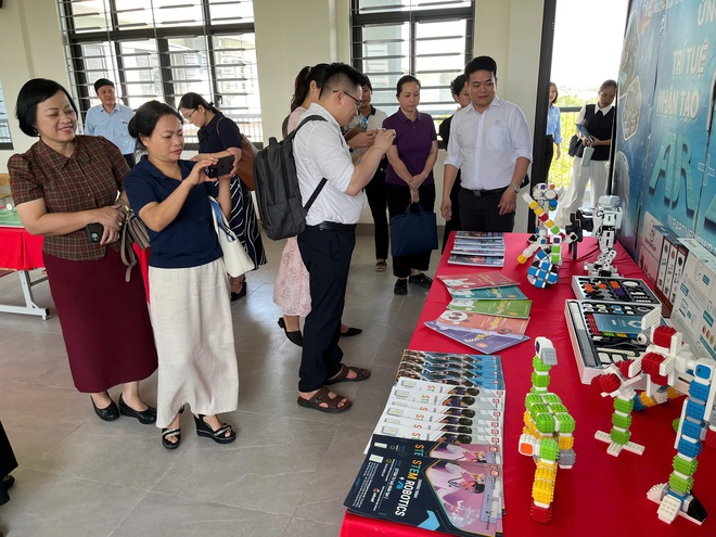 THÍ ĐIỂM GIÁO DỤC AI Ở CẤP TIỂU HỌC: HỌC SINH XÃ BÌNH MINH HÀO HỨNG TIẾP CẬN CÔNG NGHỆ MỚI- Ảnh 9.