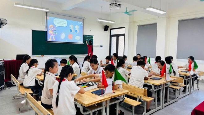 THÍ ĐIỂM GIÁO DỤC AI Ở CẤP TIỂU HỌC: HỌC SINH XÃ BÌNH MINH HÀO HỨNG TIẾP CẬN CÔNG NGHỆ MỚI- Ảnh 4.