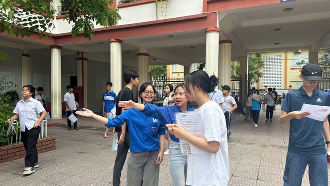 Sáng nay (29/5), gần 4.800 thí sinh Hà Đông làm thủ tục dự thi vào lớp 10- Ảnh 1.