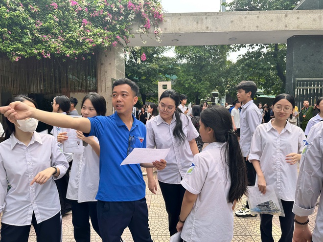 Sáng nay (29/5), gần 4.800 thí sinh Hà Đông làm thủ tục dự thi vào lớp 10- Ảnh 6.