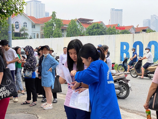 Sáng nay (29/5), gần 4.800 thí sinh Hà Đông làm thủ tục dự thi vào lớp 10- Ảnh 3.