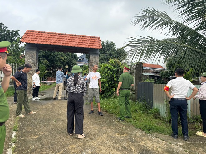 CƯỠNG CHẾ TRONG LĨNH VỰC VI PHẠM ĐẤT ĐAI TẠI XÃ TRUNG GIÃ ĐƯỢC TRIỂN KHAI QUYẾT LIỆT- Ảnh 2.