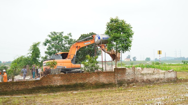 CƯỠNG CHẾ TRONG LĨNH VỰC VI PHẠM ĐẤT ĐAI TẠI XÃ TRUNG GIÃ ĐƯỢC TRIỂN KHAI QUYẾT LIỆT- Ảnh 5.