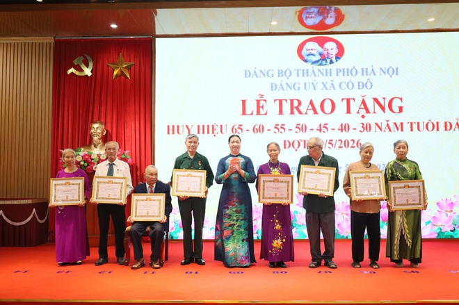 ĐẢNG ỦY XÃ CỔ ĐÔ TRAO HUY HIỆU ĐẢNG ĐỢT 19/5/2026- Ảnh 1.