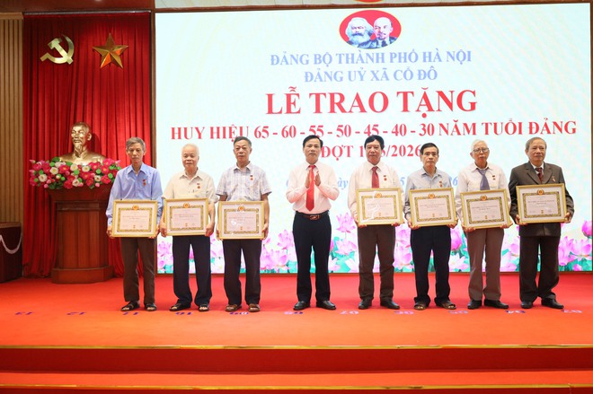 ĐẢNG ỦY XÃ CỔ ĐÔ TRAO HUY HIỆU ĐẢNG ĐỢT 19/5/2026- Ảnh 2.