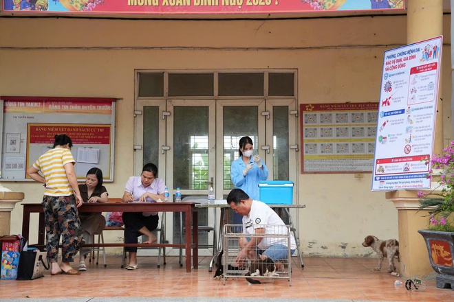 Xã Hồng Vân tổ chức tiêm phòng vắc xin dại cho chó, mèo đợt I năm 2026- Ảnh 2.