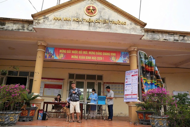 Xã Hồng Vân tổ chức tiêm phòng vắc xin dại cho chó, mèo đợt I năm 2026- Ảnh 3.