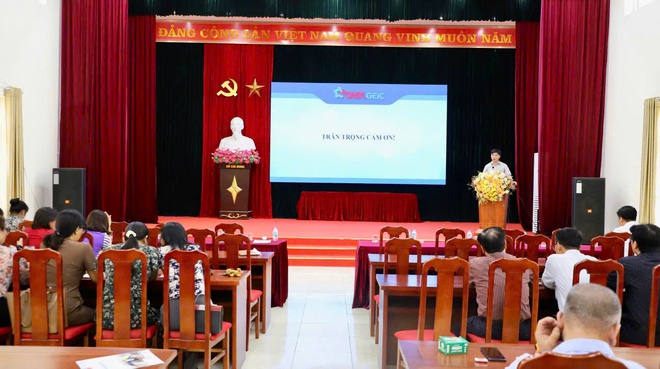 Xã Hồng Vân tổ chức hội nghị tuyên truyền, hướng dẫn lắp đặt thiết bị truyền tin báo cháy- Ảnh 2. Xã Hồng Vân tổ chức hội nghị tuyên truyền, hướng dẫn lắp đặt thiết bị truyền tin báo cháy- Ảnh 2.