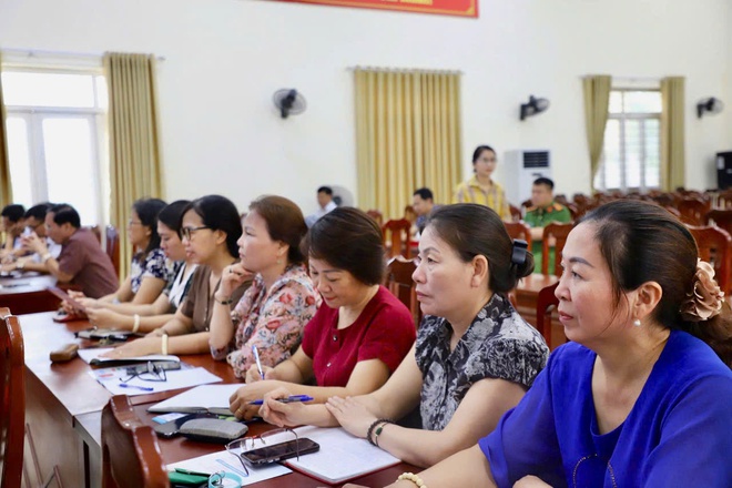 Xã Hồng Vân tổ chức hội nghị tuyên truyền, hướng dẫn lắp đặt thiết bị truyền tin báo cháy- Ảnh 1. Xã Hồng Vân tổ chức hội nghị tuyên truyền, hướng dẫn lắp đặt thiết bị truyền tin báo cháy- Ảnh 1.