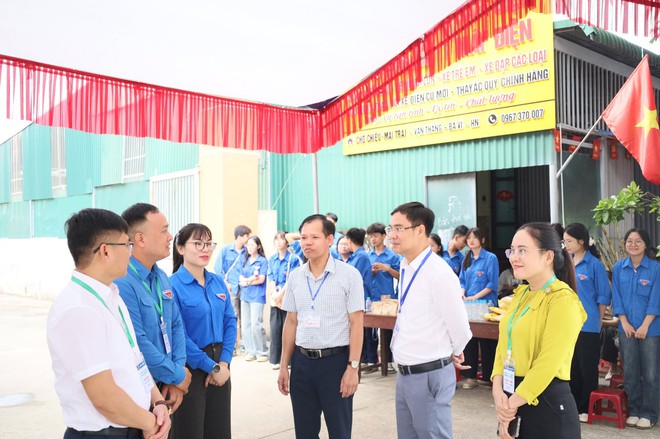 LÃNH ĐẠO XÃ CỔ ĐÔ THĂM, ĐỘNG VIÊN THÍ SINH VÀ CÁC LỰC LƯỢNG LÀM NHIỆM VỤ TẠI KỲ THI TỐT NGHIỆP THPT NĂM 2026- Ảnh 1.